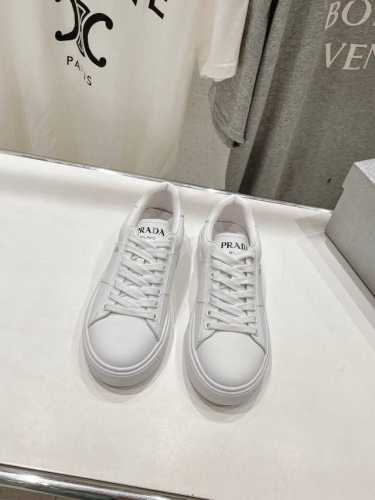 高版本出厂 情侣款 Prada 普拉达 24Ss新款系带情侣款小白鞋休闲运动鞋 这款运动鞋延续经久不衰的轮廓，是新款经典单品采用小牛皮 精心制作， 提升格调 款
