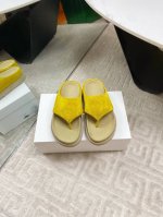 出厂 The Row25春夏新款简易圆头夹脚拖鞋！来自美国的年轻品牌，这不用多说，是近两年最火之一的品牌，春夏的季节就要到了 拖鞋我感觉即将要爆火！时尚百搭夏天