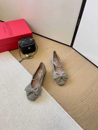 所见即所得莞货供应原单代购品质VALENTINO华伦天奴经典2025春夏VLOGO SIGNATURE蝴蝶结圆头单鞋鞋型线条流畅.版型超赞上脚舒适.增高.显瘦.