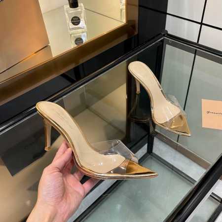 gianvito rossi 2025新款拖鞋原版开发顶级版本代购品质这双尖头高跟漆皮树叶装饰女凉鞋，宛如夏日里的一首优美诗篇。尖头设计优雅迷人，凸显脚部线条的 - 点击图像关闭