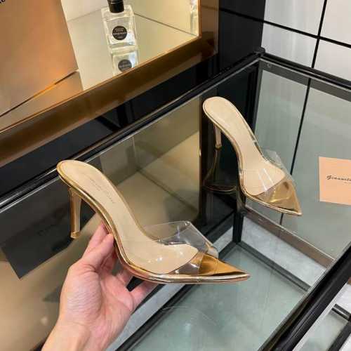 gianvito rossi 2025新款拖鞋原版开发顶级版本代购品质这双尖头高跟漆皮树叶装饰女凉鞋，宛如夏日里的一首优美诗篇。尖头设计优雅迷人，凸显脚部线条的