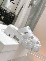 顶级经典系列 原版三角标交叉厚底凉拖鞋 超轻无敌轻凉鞋加入夏日阵营 交叉带的设计拯救不少鞋型 一点都不挑人 穿上一样的洋气 定制进口柔软胶片材料 轮胎凸纹橡胶超