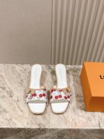 驴家早春新品 New Arrival Lv春夏拖鞋 也太出彩了 时尚性感舒适 拉满了夏日美鞋能给的满分情绪价值.鞋的造型也很乖巧好看呀 鞋面选用进口牛皮印花 羊