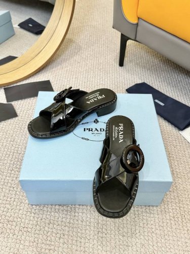 工厂p批p prada普拉达新款交叉粗跟凉鞋 夏季必备 复古时髦前卫的鞋底搭配鞋面让整双鞋轻便舒适 满足不同风格时髦人士的多种选择上脚非常舒适 新颖圆扣上印有L