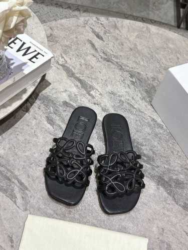 loewe新款拖鞋 简约设计感觉更干净优雅 让你念念不忘颜色也很耐看漂亮，随便穿搭就可以很高级 鞋面：原版开模牛皮面 内里：绵羊皮 大底：注塑真皮大底 Size