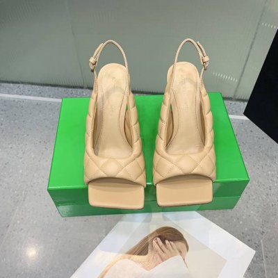 Bottega Venetabv鱼嘴方头凉鞋 面料内部添加高弹舒适海绵 电脑绣花车经典方格 个性舒适而不臃肿 内里选用小羊皮 舒适高端 高跟设计 符合人体工程学