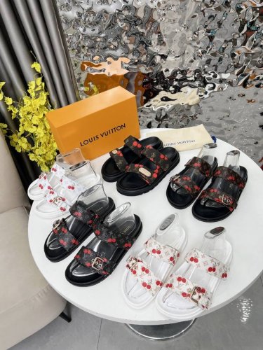 louis Vuitton路易威登新款拖鞋火爆上市 1:1高级定制 秒杀一切仿品 原版开模Logo冲孔装饰 既时尚又美观 面料:小牛皮 羊皮 精美原版鞋楦 大底
