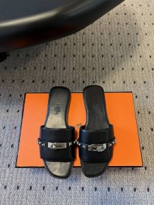代购级 配飞机盒 Hermes 25Ss爱马仕新配色 Kelly扣平底拖鞋 好穿百搭，夏日必备高端工具鞋 鞋面小牛皮&定制牛仔布面，内里垫脚小牛皮， 意大利进口