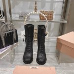 出厂 24Ss秋冬新款短靴系带设计感十足，Miumiu的独特风格展现无遗，让你瞬间成为人群中的焦点， 成为时尚界的女王 时髦精品必备。 鞋面:采用进口牛皮 内里