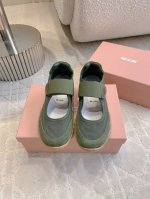 出厂价p Miu 新款玛丽珍休闲鞋 上脚太好看啦 闭眼入 各种穿搭都能驾驭 百搭又舒适 一年四季都能搭配 鞋面牛皮拼接尼龙布 垫脚透气网面 原版开模大底 尺码3