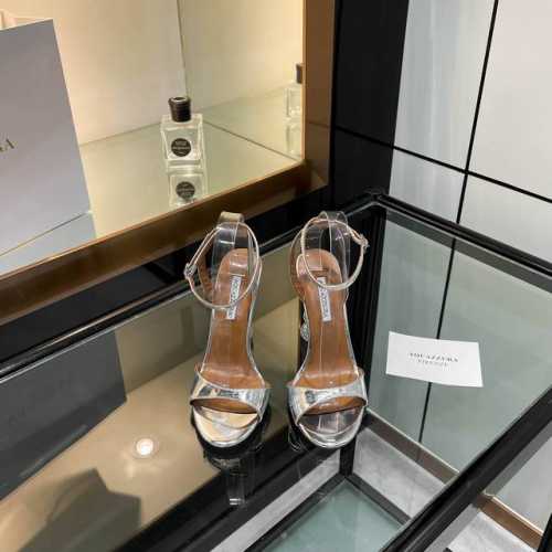 Aquazzura 2024新款凉鞋 代购品质！！！原版开发的水钻高跟凉鞋，是走秀场上的璀璨明珠。水钻熠熠生辉，如同繁星坠落人间。原版开发的独特设计，彰显着与众