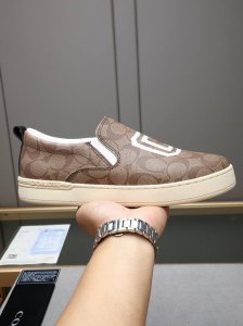 官网上新Coach蔻驰独家新款男士低帮休闲一脚蹬。休闲时尚百搭款,四季可穿！！板鞋可以说是每年最流行的一款鞋了，适合现在年轻人的潮流选择，这款休闲男鞋采用便捷的