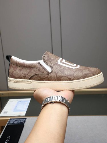 官网上新Coach蔻驰独家新款男士低帮休闲一脚蹬。休闲时尚百搭款,四季可穿！！板鞋可以说是每年最流行的一款鞋了，适合现在年轻人的潮流选择，这款休闲男鞋采用便捷的