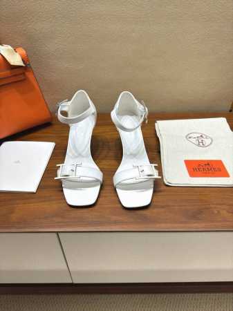 Hermes 爱马仕经典H高跟凉鞋系列时尚经典又百搭 超级舒服 历时半年拆卸原版开发 匠心精神 每个细节都做到极致 设计简约流畅 打造时尚经典柔美造型 材质: - 点击图像关闭