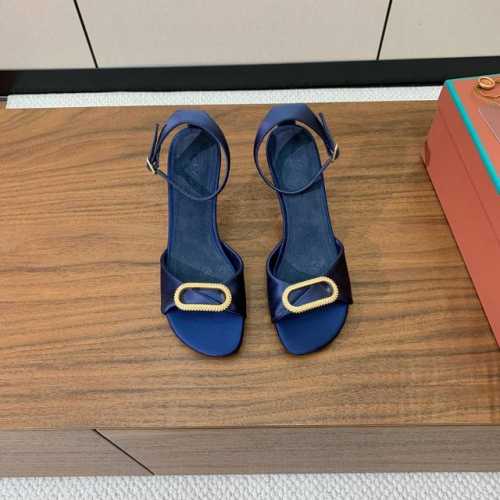Loro Piana 新款凉鞋。极简主义风格。属于非常耐看的款式！鞋面真丝，垫脚羊京。进口真皮大底。定制五金扣。码数：35-41 40、41定制不退换 批：