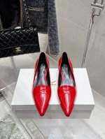 顶级版 Therow复古优雅猫跟单鞋 简直是时尚达人们的心头好，每一季的新品都能牢牢抓住大家的眼球。这款小跟鞋延续了品牌一贯的极简风格，设计简洁大气，透露出一种