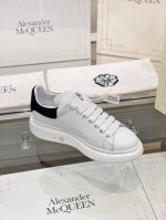Alexander Mcqueen麦昆经典小白鞋 多年麦昆生产经验，前后多年在外国、香港、深圳多渠道购入多双原版，一直跟进专柜版型和材质！ ※对版亚光丝绸牛皮面