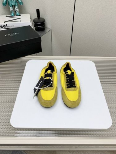 出厂 高版本 Prada 普拉达 25 早春 走秀 休闲 阿甘 德训鞋 出镜率很高的就是这款德训鞋 外形是像芭蕾舞鞋一样的跑鞋，柔软的皮质加上Prada 专属尼