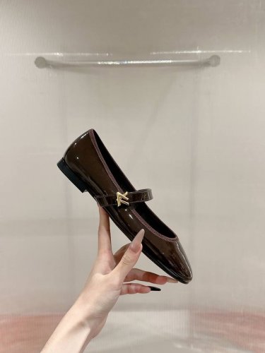 Louis Vuitton 路易威登春夏玛丽珍时装平底鞋 春夏秀场出镜率最高的一款单品 超多名模上脚 简约大方非常百搭 鞋面采用原版牛皮； 全皮包裸纯手工缝纫鞋