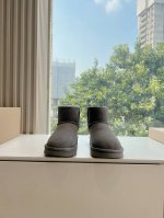 G026顶级ugg冬季新款女同款休闲舒适厚底圆头棉靴雪地靴 它的优点就是特别轻又好走路 跑步都没问题搭任何的裤子都可以 露不露可爱的毛边都好看搭配修身裤十袜子拉