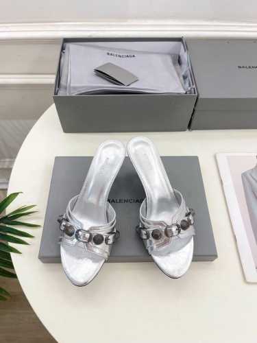 Balenciaga 巴黎世家 25 2025春夏新品 经典小猫跟金属鉚钉拖鞋超火爆 众明星网红潮人大秀款 松驰感满满 秀气高级又可爱 小牛皮配搭和经典双log