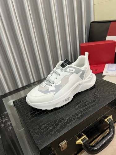 出厂价Pp： 潮牌华伦天努，休闲鞋 Size:38-44 45可以订做 新款 专柜同步新品 ！最高版本高品质专柜1:1，鞋面意大利进口牛皮高档羊皮内里 原版大底