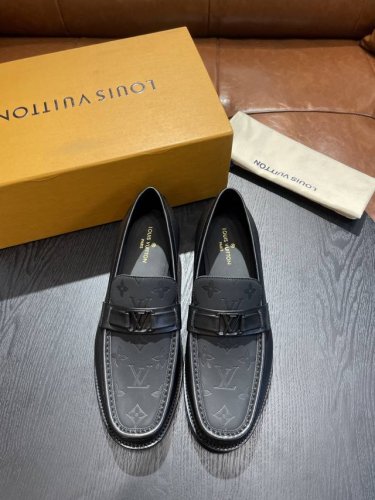 l家 Size:39-44 38.45定做 原单Lv官网男士休闲皮鞋，顶级原单复刻，采用进口开边珠小牛皮／经典老花，极强质感，小牛皮透气内里，原版大底，防滑耐磨