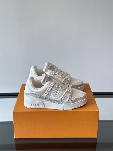l 奢品 Trainer休闲运动鞋 本款运动鞋选用 Damier 粒面牛皮革，临摹 Damier 帆布的两式经典纹理，令鞋面的繁复工艺更显瞩目，创意注胶橡胶外底