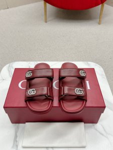 gucci 早春系列Gg经典老花布沙滩凉鞋由饰经典Gg老花帆布织物面料配双G金属扣作为品牌的标志性象征制作而成打造令人惊艳的作品焕新演绎！ 面料：原版定制进口双