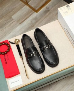 出厂价p 顶级货Ferraga*菲拉格慕男士正装皮鞋，体现经典的优雅气质。高雅的外观搭配修长的版型，进口牛皮打造，舒适轻盈，套脚式穿脱方便，内里本染小牛皮，超轻