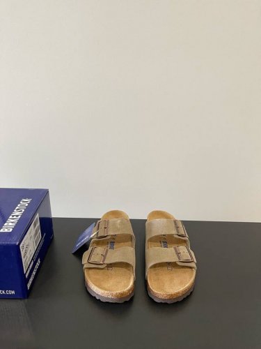 情侣款 男款10 Birkenstock 勃肯 双带皮带扣半拖鞋 人体工程学设计 软木乳胶鞋床 轻便舒适 脚感满分 脚蹬上就能走 穿脱超方便。码数：35-46