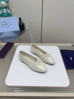 出厂400 高版本 Prada普拉达 2025最新春夏新款玛丽珍芭蕾平底单鞋复古时髦鞋面，让整双鞋轻便舒适 鲜艳色彩 满足不同风格时髦人士的多种选择！标志性金属