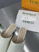 Bottega Venet*22*S葆蝶家方头㊣一字拖 米白 春夏大肆式主打 延伸鞋底超过脚长 原版开发 像一把“铲子” 有棱有角 定染彩色小羊皮鞋面 力求配色