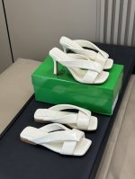 bv 春夏新品松弛感必入超百搭穆勒凉鞋 bv 25新款穆勒凉鞋Rivan 简约的线条设计 超经典的 v型展现于鞋面 交织出满满的松弛感 鞋面亮泽小牛皮极具质感