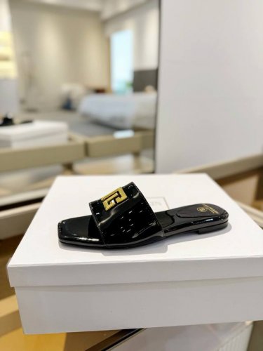价格p： * 巴尔曼 春夏最新款走秀平底拖鞋 品牌巴尔曼由法国时装设计师 皮埃尔.巴尔曼 先生创立于1945年的老牌定制时装屋，与、并列成为二战之后的定制时装三