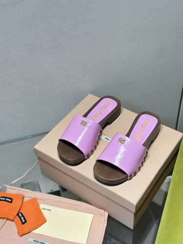 高品质出厂 包含一双半袜 miumiu*2025ss缪缪春夏新款平底小牛皮凉鞋拖鞋zp开发 原版拆卸，细节对版秒杀市面普通版本，miumiu真的太少女啦！皮质超