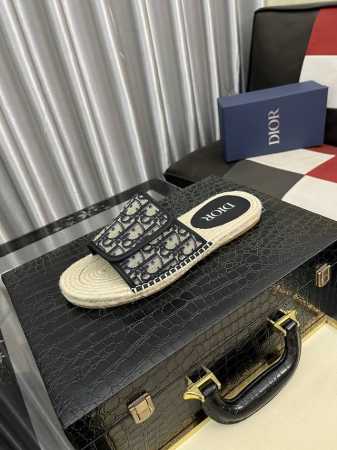 出厂价Pp： 迪奥原单品质， 2025新品男士休闲凉拖鞋, 原版皮字母织带搭配制作，高端品质, 原版大底宽松舒适，百搭时尚单品！Size 38-44 可订做，4 - 点击图像关闭