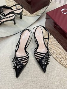 gucci 24Ss春夏新款 G家尖头镂空半V型系列，经典再现，简约设计高雅品质，鞋面以漆皮材料匠心打造，鞋面缀饰亮眼交叉五带五扣小斜边的设计，后带着釆用松紧带