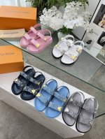 louis Vuitton路易威登春夏新款拖鞋火爆上市 1:1高级定制 秒杀一切仿品 原版开模Logo装饰 既时尚又美观 面料:进口压花丝绸面料 内里羊皮 精美