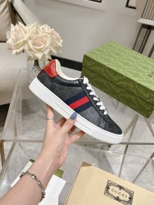 Gu**I古*驰最新Ace系列pro版小白鞋 原版购入开发 Ace系列运动鞋延续品牌叙事，匠心成就主打单品。 配送专柜精美包装 面料: 牛皮+原版进口面料 内里
