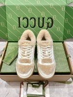 出 Gucci古驰Mac80毛毛鞋 情侣款、原版复刻1：1做法！毛毛鞋正品没涂边 电绣双G内侧并非市面上做成的全羊毛。 正品而是单里很大程度上避免了毛毛鞋臃肿的