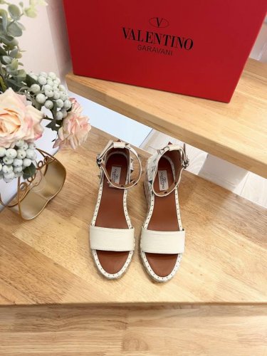 valentino Garavani 荔枝牛皮系带坡跟凉鞋 金属效果工艺处理铆钉装饰 麻绳包裹坡跟 可调节小牛皮系带 坡跟防水台 意大利制造 -35-41