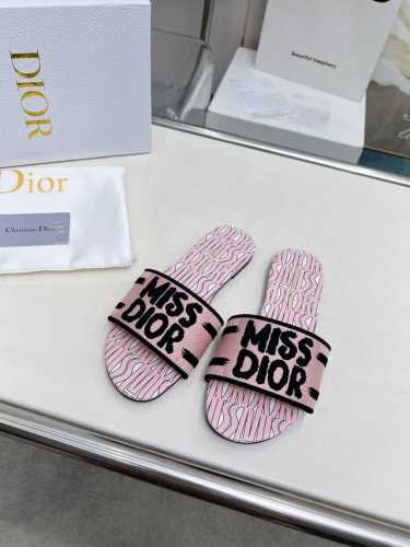 橙子出厂价 迪奥 Miss Dior系列平底拖鞋 字母刺绣logo拼色一字拖鞋 经典上乘美艳力作 dior专柜最火春夏系列 兼备气质 时尚 经典耐看的设计风格