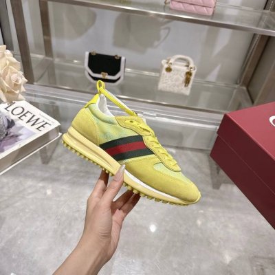 2025动感单品轻盈且灵活的外底经过特殊处理洋溢着浓郁的复古风情可拆卸可调节踝部绑带。鞋舌饰以高频压花工艺打造的3D立体Gucci字样标识织物衬里舒适透气超轻抽