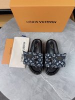 LV驴牌L家 2025爆款 浮雕logo 压花 凉拖鞋 本款 Pool Pillow Comfort 平底凉拖取材科技织物，以高频压印技术重绎 Monogram