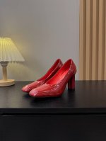 出厂价 25年新款上市走秀明星新品时尚潮流 PRADA 普拉达 方头高跟方跟粗跟凉鞋后空单鞋。能够完美的修饰脚型，让你的双脚看起来又纤细又修长，自带一种优雅和锐