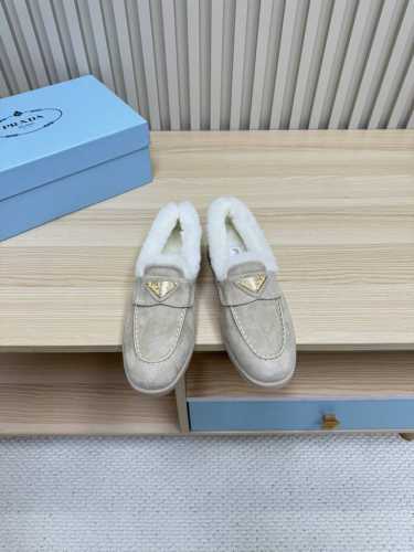 Prada 普拉达 男女款 24秋冬新款羊毛里 乐福鞋 羊毛领口上下呼应设计！勾勒出普拉达品牌logo 凸显高端大气 ！采用澳洲进口羊皮毛内里，冬季保暖效果超赞