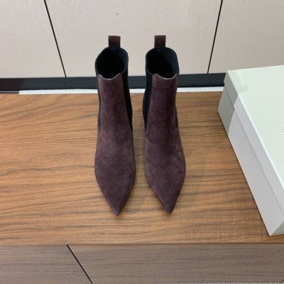 Brunell* Cucinell* 尖头短靴。经典灵感定义了这款新的现代优雅风格。鞋面牛京搭配毛线筒。羊皮垫脚，原版注塑真皮大底！跟高5CM。 码数：35-4