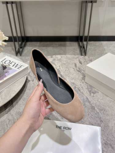 The Row 低帮平底复古穆勒单鞋 好温柔的设计 给人的感觉就是很柔软舒服 第一眼看到这个鞋子就有种软绵绵的感觉，简单而带点复古气息随意搭配都好看！这个品牌一