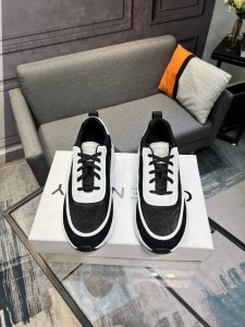 g I V E N C H Y 纪梵希新款 专柜同步 人手一双 不容错过 专柜买版 完全1:1 开模定制顶级版本 原版展示提供对比 让大货做到和原版0区别 实物